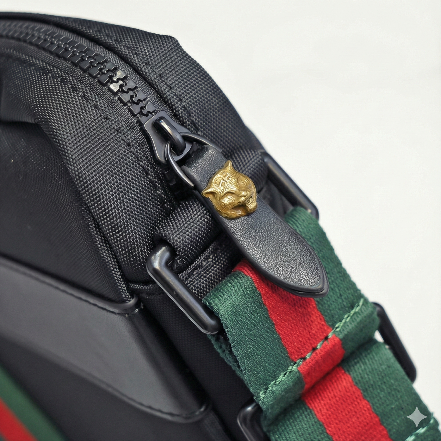 Tiger Embroidered GG Supreme Small Messenger Bag