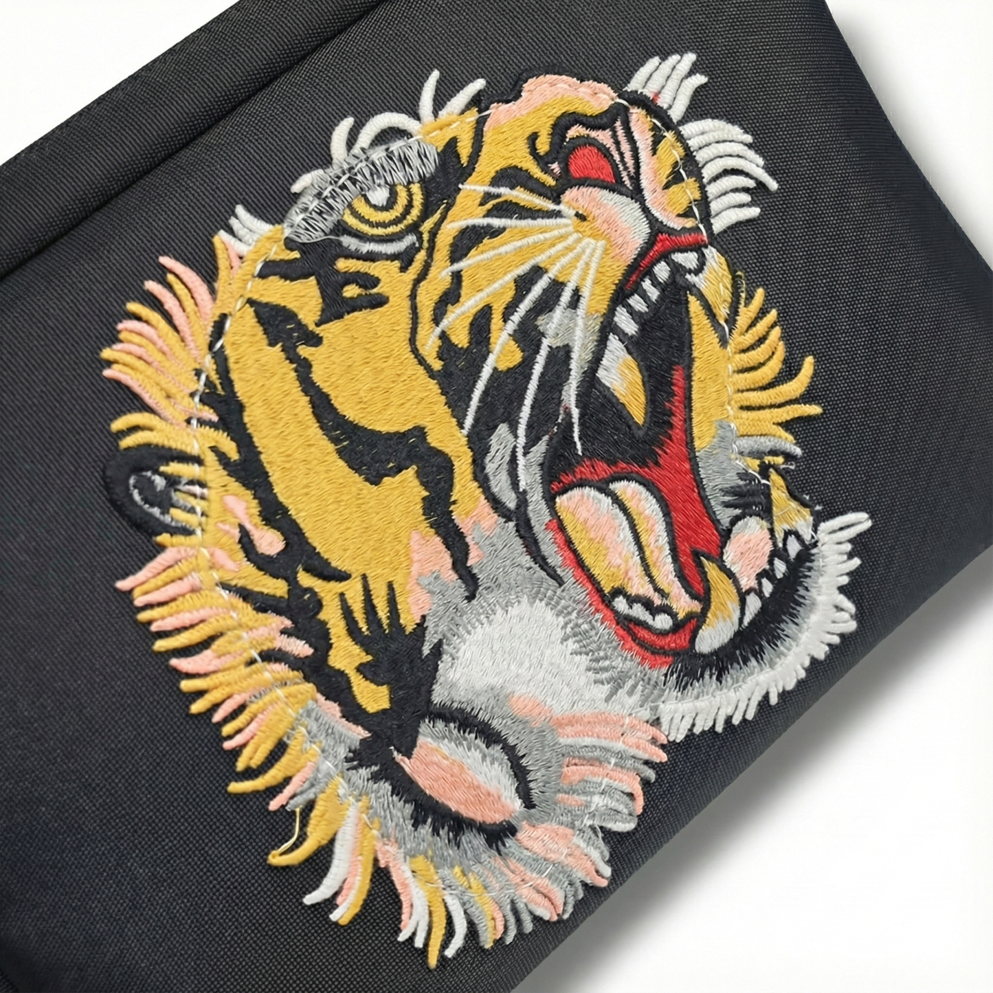 Tiger Embroidered GG Supreme Small Messenger Bag